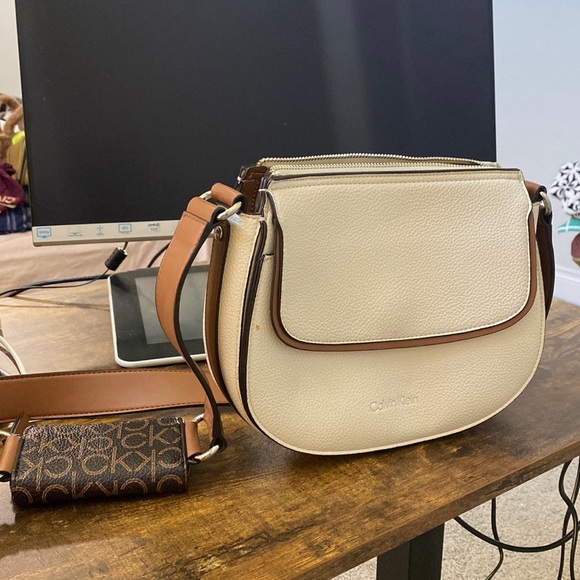 Calvin Klein Bella Novelty Crossbody - Picture 1 of 1